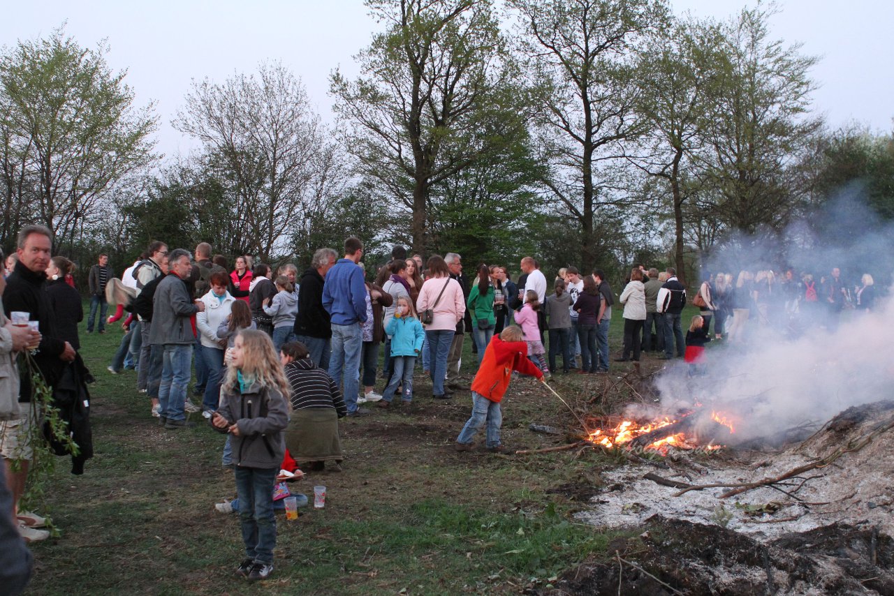 Bild 12 - Osterfeuer 2011